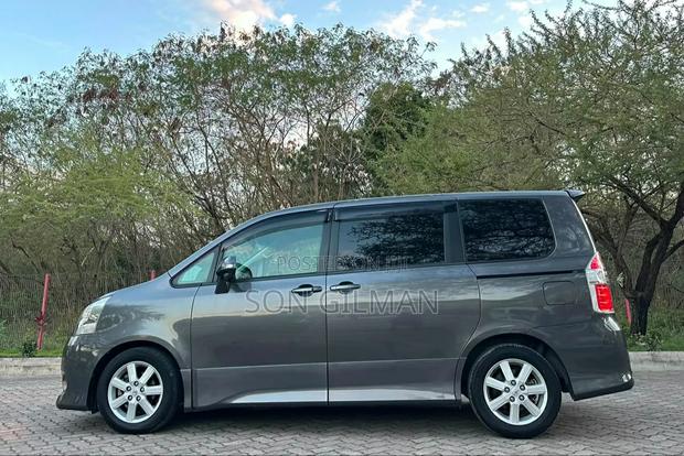 Toyota Noah 2008 Gray