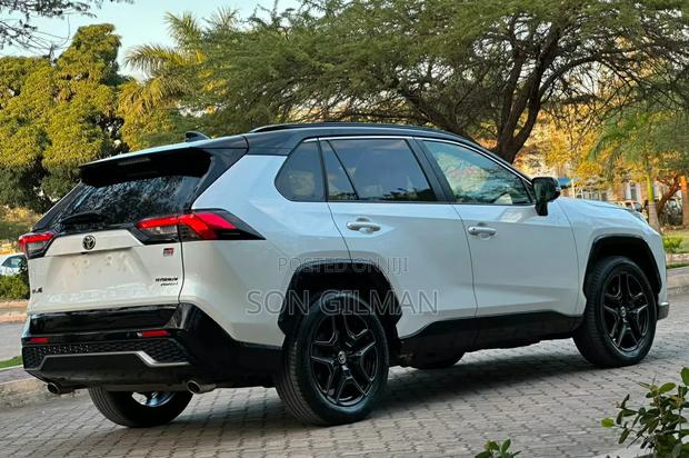 Toyota RAV4 Hybrid 2024 White