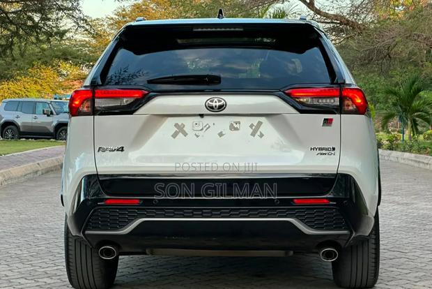 Toyota RAV4 Hybrid 2024 White