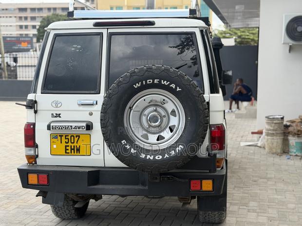 Toyota Land Cruiser 2011 White