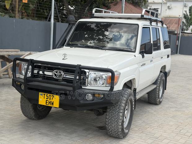 Toyota Land Cruiser 2011 White
