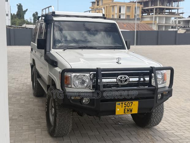 Toyota Land Cruiser 2011 White
