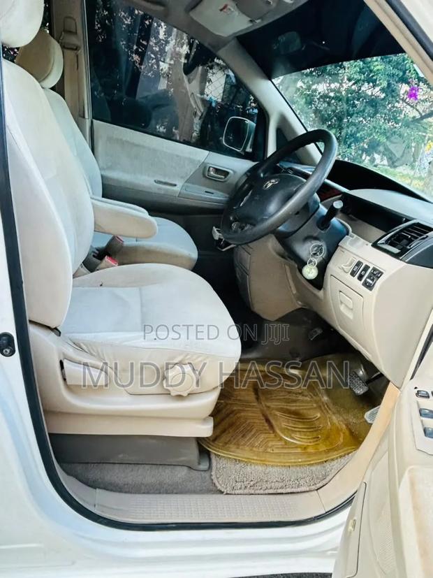 Toyota Noah 2003 White
