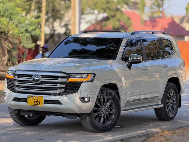 Toyota Land Cruiser 2023 White