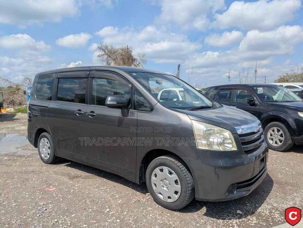 Toyota Noah 2007 Gray