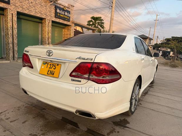Toyota Crown 2009 White