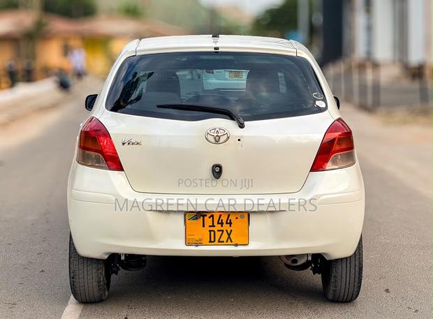 Toyota Vitz 2009 White