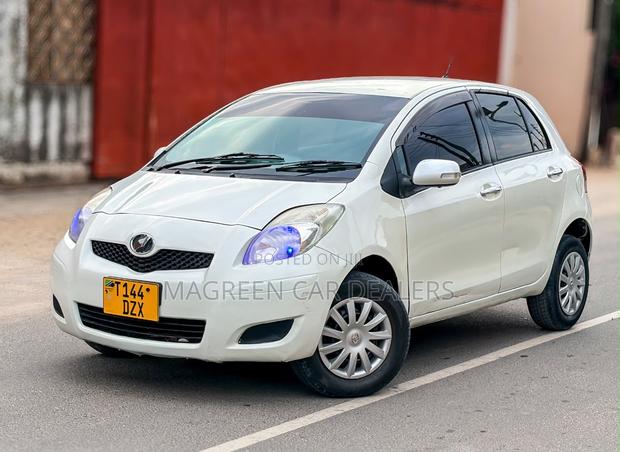 Toyota Vitz 2009 White