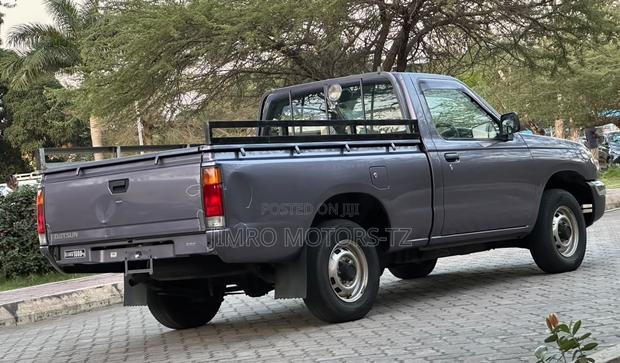 Nissan Pick-Up 2001 Purple