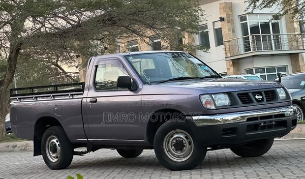 Nissan Pick-Up 2001 Purple