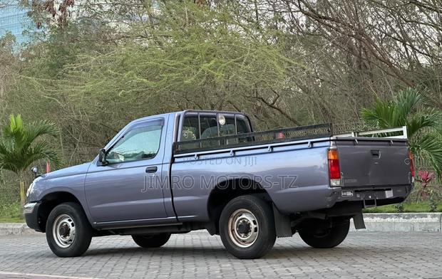 Nissan Pick-Up 2001 Purple