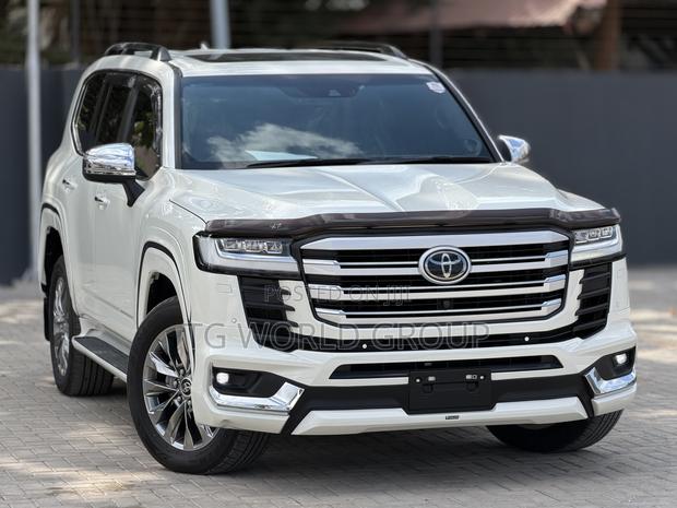 Toyota Land Cruiser LC300 2024 White