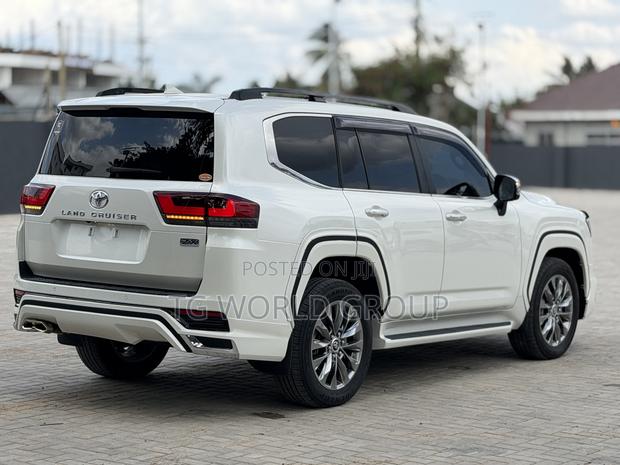 Toyota Land Cruiser LC300 2024 White