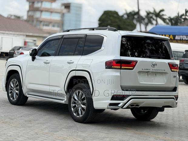 Toyota Land Cruiser LC300 2024 White