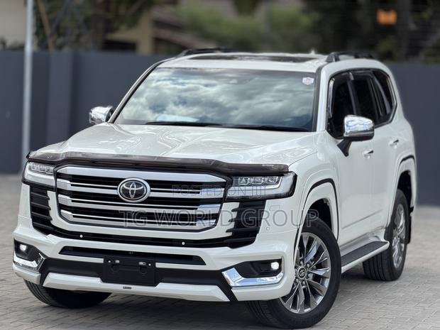 Toyota Land Cruiser LC300 2024 White