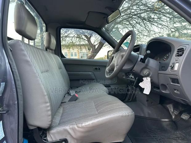 Nissan DoubleCab 2001 Gray