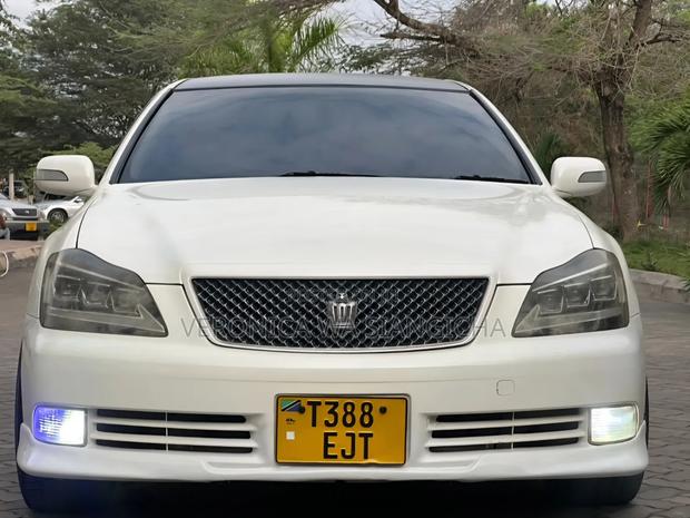 Toyota Crown 2004 White