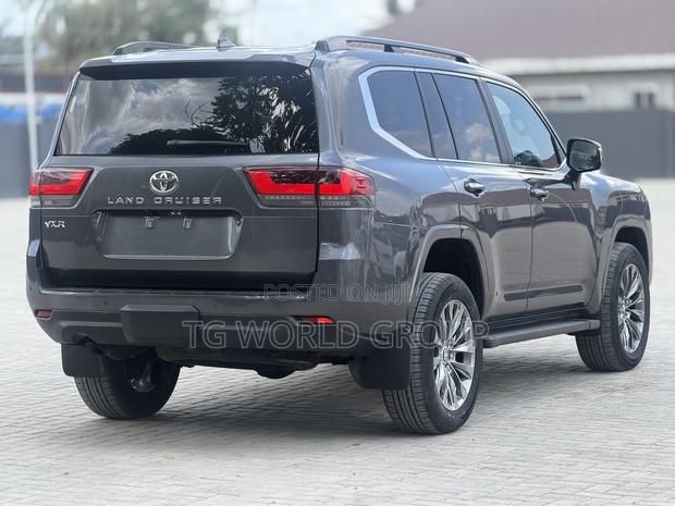 Toyota Land Cruiser LC300 2024 Gray