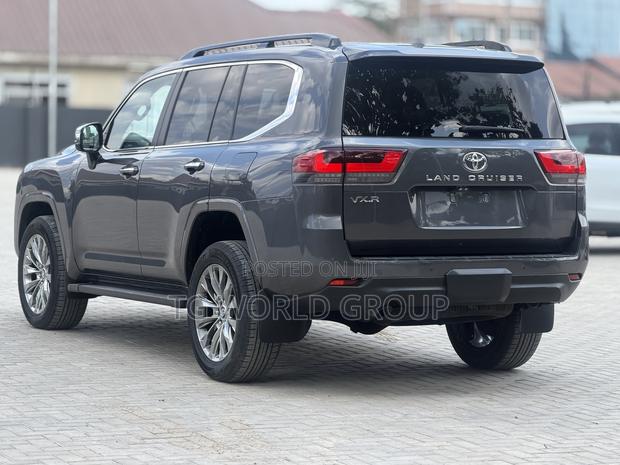 Toyota Land Cruiser LC300 2024 Gray