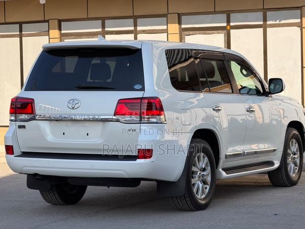 Toyota Land Cruiser 4.6 V8 ZX 2017 White