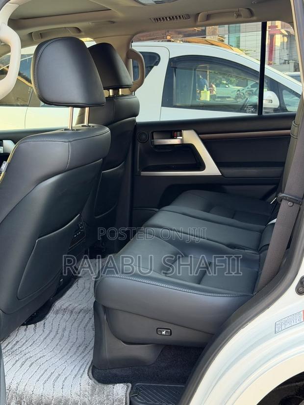 Toyota Land Cruiser 4.6 V8 ZX 2017 White