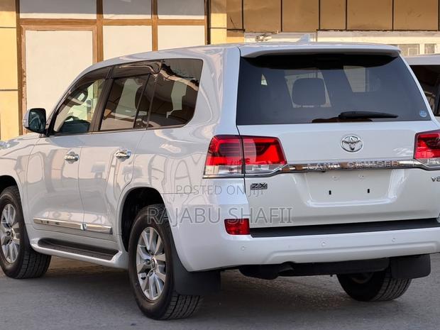 Toyota Land Cruiser 4.6 V8 ZX 2017 White