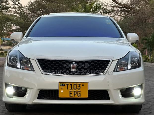Toyota Crown 2010 White