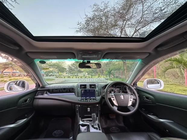 Toyota Crown 2010 White