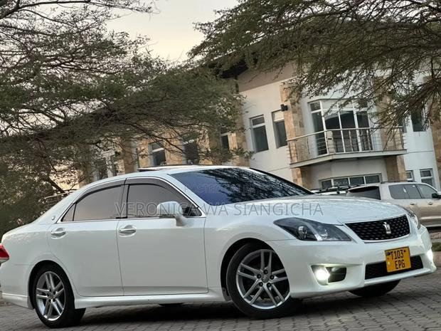 Toyota Crown 2010 White