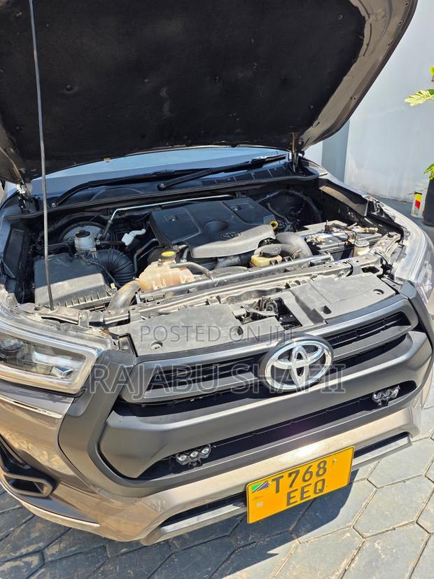 Toyota Hilux Revo Double Cab Deisel 2.8 AWD 2019 Gold