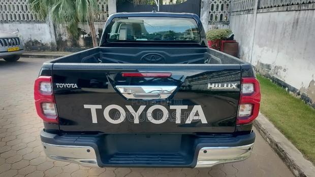 New Toyota Hilux 2026 Black