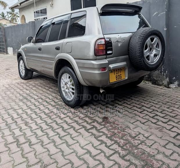 Toyota RAV4 Base FWD 1999 Silver