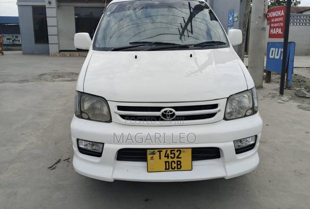 Toyota Noah 2.0 AWD (8 Seater) 2001 White