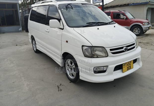 Toyota Noah 2.0 AWD (8 Seater) 2001 White