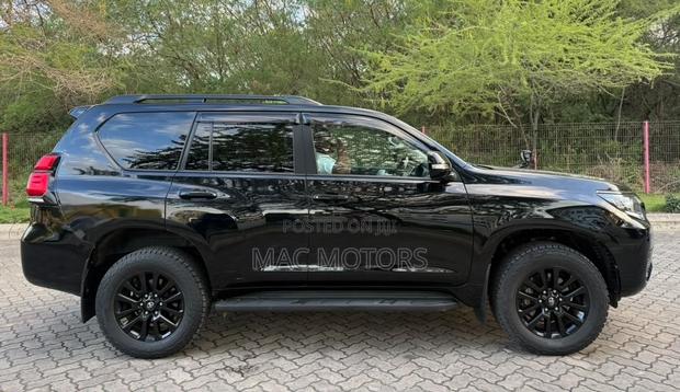Toyota Land Cruiser Prado 2.8 2022 Black