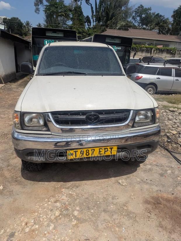 Toyota Hilux 2006 White