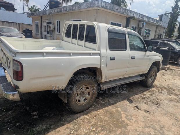 Toyota Hilux 2006 White