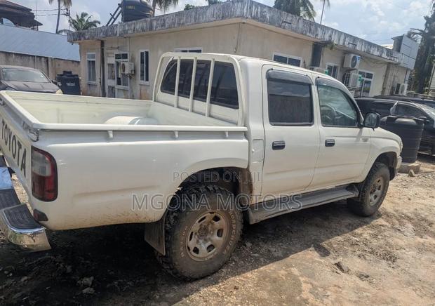 Toyota Hilux 2006 White