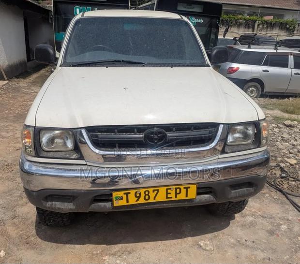 Toyota Hilux 2006 White
