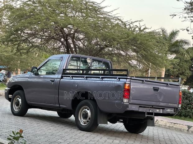 Nissan Pick-Up 2001 Gray