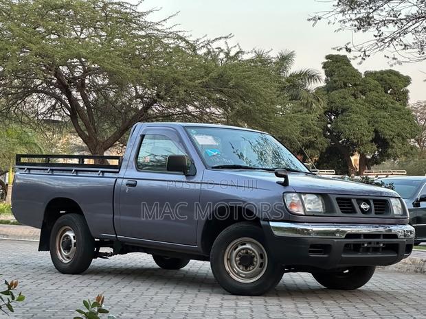 Nissan Pick-Up 2001 Gray