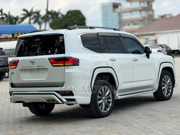 Toyota Land Cruiser LC300 2024 White