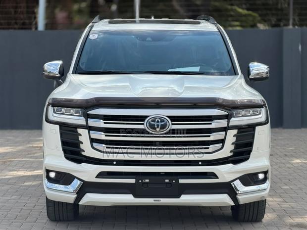 Toyota Land Cruiser LC300 2024 White