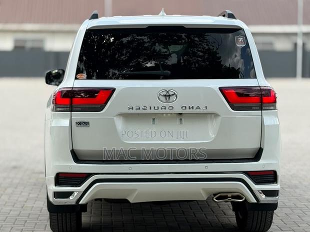 Toyota Land Cruiser LC300 2024 White
