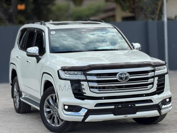Toyota Land Cruiser LC300 2024 White