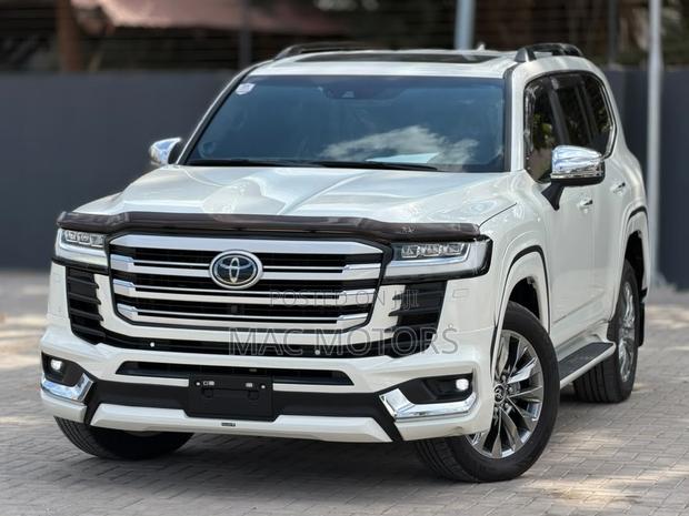 Toyota Land Cruiser LC300 2024 White