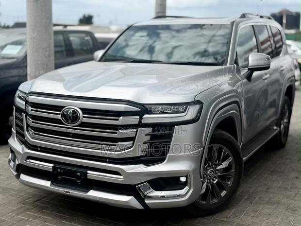 Toyota Land Cruiser LC300 2024 Silver