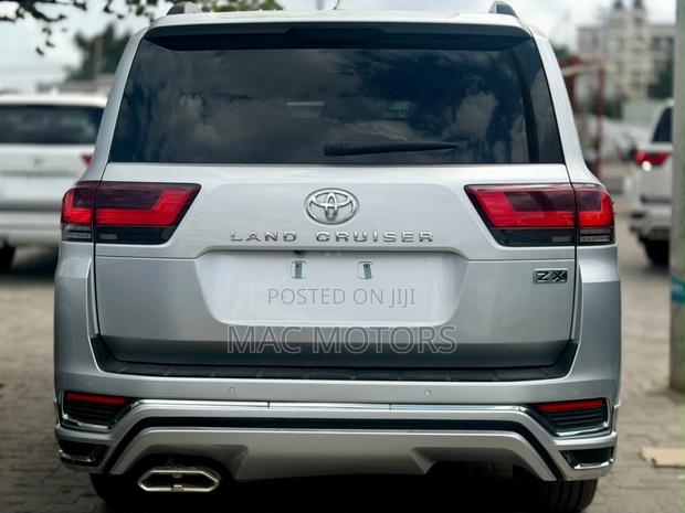 Toyota Land Cruiser LC300 2024 Silver