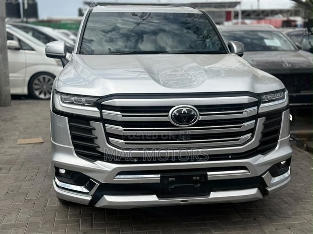 Toyota Land Cruiser LC300 2024 Silver