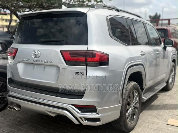 Toyota Land Cruiser LC300 2024 Silver